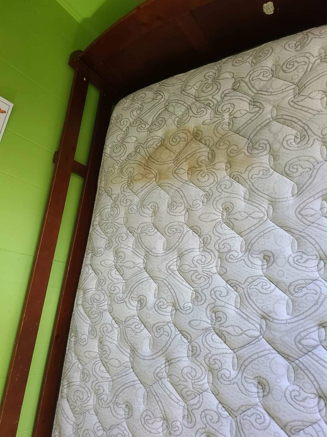 Nettoyage matelas taché